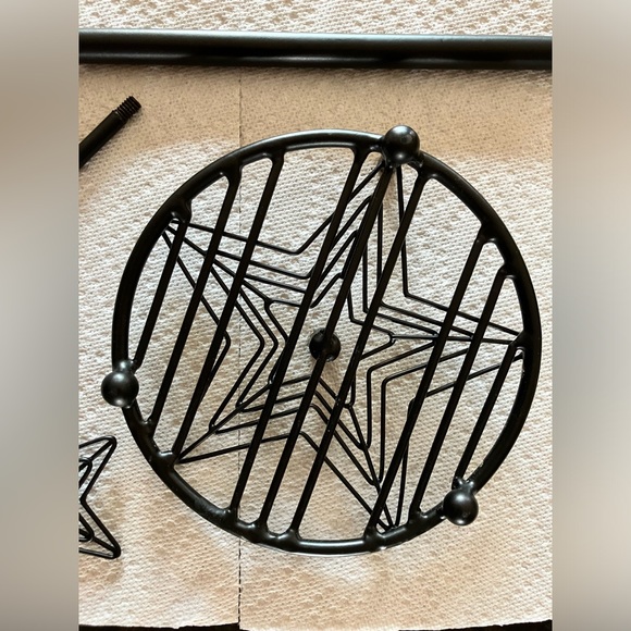 “Final Offer” UGC Metal Star Paper Towel Holder - Picture 4 of 5